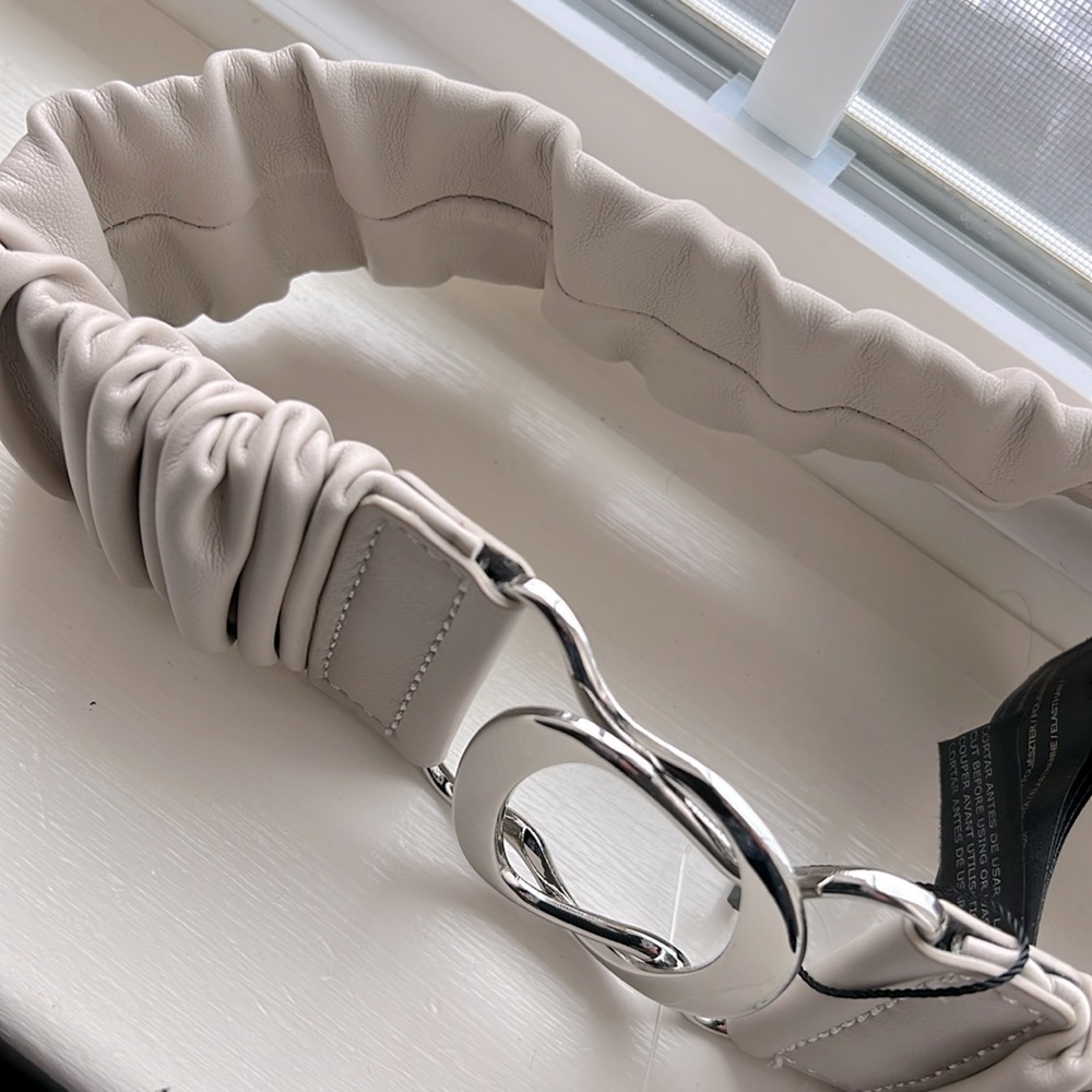 Elastic belt